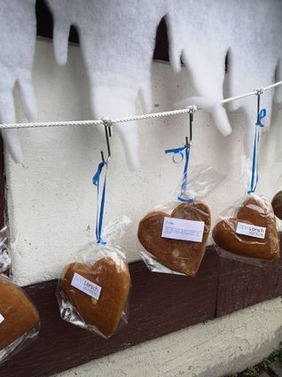 Einen Lebkuchen darf sich jeder gratis mitnehmen.