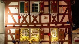Die Leine unterhalb der Fenster des Kulturbüros in der Stiftstraße werden heute letztmals in diesem Jahr mit Lebkuchen zum Mitnehmen bestückt.
