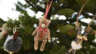 Weihnachtsbaumschmuck hängt an einem Weihnachtsbaum in der Gemeinde Trenèianske Stankovce (Bezirk Trentschin). +++ dpa-Bildfunk +++