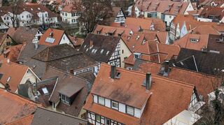 Ein Blick von der oberen Altstadt (Auf dem Berg/Bergkirche) auf die Dächer der unteren Altstadt – im neuen Jahr werden die Zwingenberger Kommunalpolitiker der Frage nachgehen, ob und inwiefern sich die Installation von Photovoltaikanlagen und die denkmalgeschützte Fachwerkromantik miteinander vereinbaren lassen.