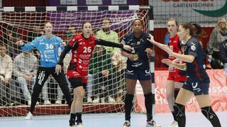 Sarah van Gulik (2.v.l.) geht mit ihrer eigenen und der Leistung ihrer Mitspielerinnen bei der Niederlage am Mittwoch in Neckarsulm hart ins Gericht.
