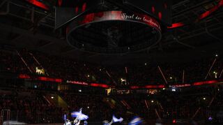 Wie immer stimmungsvoll ging es beim „Spiel der leuchtenden Herzen“ der Adler Mannheim schon vor dem ersten Bully zu. Die Arena war erwartungsgemäß ausverkauft und die Spendenaktion erbrachte eine stolze Summe von 43 088 Euro.