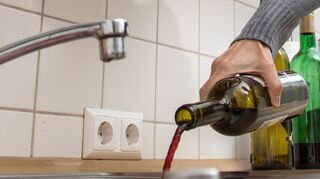 Alkohol behindert den Zellstoffwechsel, schwemmt auf und sorgt für Lymphstau. Wer auf Alkohol verzichtet, bekommt schönere und glattere Haut.