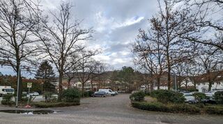 Die Modulbauten, mit deren Hilfe die Platzprobleme an der Melibokusschule bis zur Fertigstellung des Erweiterungsbaus entschärft werden sollen, soll ab Sommer 2023 auf dem mittleren Teil des Melibokusparkplatzes stehen.