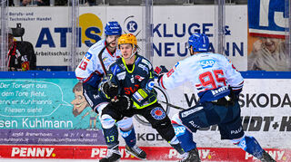 Bremerhavens Ziga Jeglic (Nr.13) gegen Mannheims Stefan Loibl (Nr.13) und rechts Mannheims Mark Katic (Nr.95) beim Spiel in der Penny DEL, Fischtown Pinguins Bremerhaven - Adler Mannheim