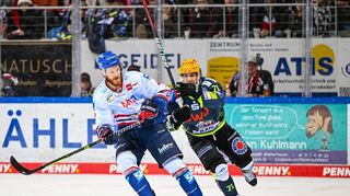 Korbinian Holzer (l.) blockt Niklas Andersen, später erhielt der Adler-Verteidiger wegen einer Rauferei mit Christian Wejse eine Spieldauer-Disziplinarstrafe.