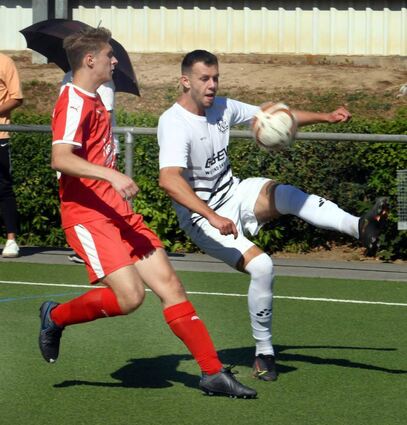 Neuzugang Max Köhler (rechts) hat sich beim FC 07 Bensheim als torgefährliche Verstärkung erwiesen.