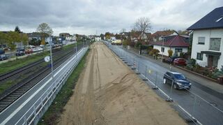 Zwischen den Gleisen der Nibelungenbahn und der Industriestraße in Bürstadt liegt nun ein 9,50 Meter schmaler und 195 Meter langer Streifen.
