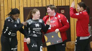 Co-Trainerin Ilka Fickinger (2. von rechts) nahm bei den Flames in verschiedenen Funktionen wichtige Rollen ein. Sie unterstützte Chefcoach Heike Ahlgrimm (re.) im Training und bei den Spielen, war eine wichtige Ansprechpartnerin für die Spielerinnen, bei denen sie mit ihrer Persönlichkeit sehr beliebt war.