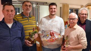 Jahresabschluss der Lorscher Tvgg-Fußballer: Das Bild zeigt (v.l.) Holger Glanzner (Vorstand), Klaus Fieberling (Schiedsrichter), Marvin Wittke (Gewinner Ratespiel), Jean Pierre Dupin (Schiedsrichter) und Hans-Jürgen Lebert (Vorstandssprecher).