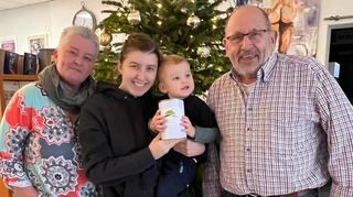Sabine Bormuth (links) übergab 8544,84 Euro an Hans-Peter Ott vom Vorstand des Vereins „Bergsträßer Unternehmen helfen dem Ahrtal“.