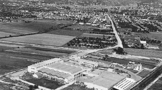 Langnese kaufte 1958 9,6 Hektar Land. 1960 wurde dort eine Speiseeisfabrik eröffnet, in der mehr als 500 Menschen Beschäftigung fanden.