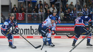 Adler-Angreifer David Wolf haderte auch mit seinem Abschluss: „Dreimal bin ich im Slot zum Schuss gekommen, keiner ging rein.“