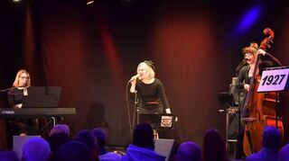 Drei Damen mit Pep: Katrin Armani (Gesang), Tanja Mathias-Heinz (Piano) und Schana Moehrke (Bass).