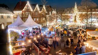 Im Lichterglanz: Während des Weihnachtsmarktes oder am Winzerfest ist der Marktplatz eine zentrale Anlaufstelle. Aktuell liegt die Zukunft der Fläche allerdings weiterhin im Dunkeln. Der Ideenwettbewerb wurde ausgesetzt, auch das Bürgernetzwerk hat sich kritisch zum Auslobungstext geäußert.