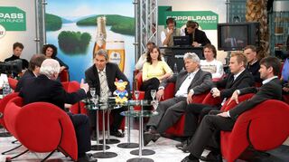 Fast jeden Sonntag debattieren Journalisten und Experten im „Doppelpass“ über die Lage der Fußballnation. In der Mitte steht das Phrasenschwein.