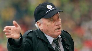 Im April wird DSF-Experte Udo Lattek noch einmal Trainer und übernimmt Borussia Dortmund. Beim BVB trägt er die Kappe mit dem Schriftzug des Senders.