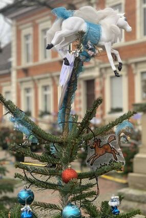Der Reitverein verziert seinen Baum unter anderem mit Pferden, der Förderverein der Grundschule mit Wünschen der Klassenlehrer.