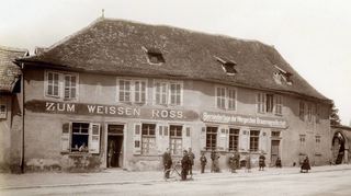 Wohl nur kurz vor dem Abriss des alten Gasthauses 1898 entstand dieses Foto. Die Ansichtskarte ist heute im Stadtarchiv zu finden.