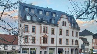 Deutlich den Maßstab der umgebenden Häuser übersteigt der 1898 errichtete dreigliedrige Bau am Ritterplatz, der in seiner Fassade der Kontur der Straße folgt und offenbar als Teil einer Reihenbebauung geplant war.