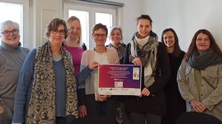 Spendenübergabe: Knapp 550 Euro kamen beim ersten Spendenlauf „Bergstraße läuft gegen Gewalt“ zusammen, den der Arbeitskreis gegen häusliche Gewalt des Kreises Bergstraße und die kommunalen Frauen- und Gleichstellungsbeauftragten im Kreis Bergstraße organisiert haben. Das Bild zeigt (von links) Konstanze Hiemenz (stellvertretende Vorsitzende des Vereins des Frauenhauses Bergstraße) und Martina Evertz (Vorsitzende des Vereins) sowie die Frauen- und Gleichstellungsbeauftragten der Städte und Gemeinden sowie des Kreises Bergstraße Doreen Allerkamp (Lorsch), Maria Lauxen-Ulbrich (Viernheim), Marion Vetter (Bensheim), Nicole Schmitt (Kreis Bergstraße), Tamara Bernhardt (Heppenheim), Gerasimoula Grigoraki (Bürstadt) und Sonja Niederhöfer (Lampertheim).