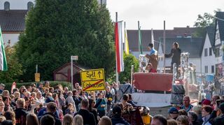 Gefeiert werden kann 2023 in Einhausen unter anderem bei der Kerwe (l.), beim Heckenfest (r.o.) oder beim Frühlingsmarkt (r.u.).