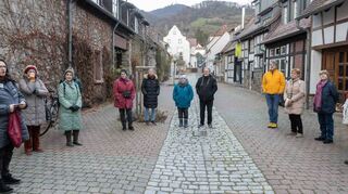 Der Geschichtsverein hatte zu einer Tour zum Thema „Raunächte“ eingeladen, Stadtführerin Nicole Rieskamp (l.) stellte dabei regionales Brauchtum vor.