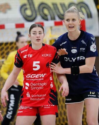 Endlich wieder im Punktspiel-Einsatz für die Flames: Kreisläuferin Isabell Hurst (links; hier mit der Ex-Bensheimerin Kim Naidzinavicius).