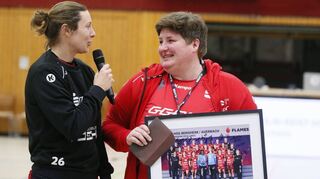 Zum Abschied als Co-Trainerin bei den Flames gab es für Ilka Fickinger (rechts) aus den Händen von Sarah van Gulik unter anderem ein Erinnerungsfoto der Mannschaft.