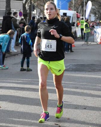 Kathrin Oeldorf 31.12.2022 WNS Heddesheim. Nordbadenhalle. Start und Ziel Silvesterlauf Heddesheimer Meile Leonie Gieser LCO Lorsch 2. Platz 7,7 km und Siegerin Bergstraßen-Cup