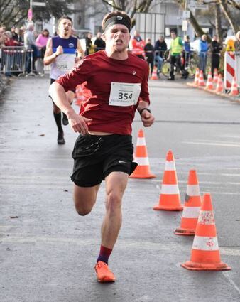 Philipp Rhein (Li.) aus Bensheim gewann den Heddesheimer Silvesterlauf; seine Freun-din Leonie Gieser holte als Zweite bei den Frauen den Bergstraßen-Cup.