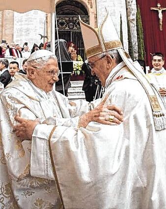 2014: der alte (Benedikt) und der neue Papst (Franziskus).
