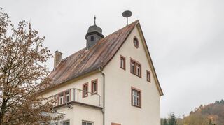 Die Alte Schule in Hochstädten wird für rund 2,66 Millionen Euro aufwändig saniert und erweitert. Unter anderem ist der Kindergarten in dem knapp 120 Jahre alten Gebäude untergebracht.