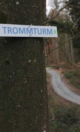 Der Trommturm hat sich innerhalb kurzer Zeit zu einem der beliebtesten Ausflugsziele in der Region entwickelt. Aktuell lässt die Gemeinde Rimbach Hinweisschilder entlang der Wanderwege im Umkreis anbringen.