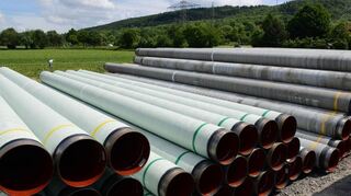 Ab 2026 sollen im Kreis Bergstraße die Rohre für die neue „Spessart-Odenwald-Leitung“ verlegt werden. Die Einzelteile werden dann an sogenannten Rohrlagerplätzen bereitgehalten.