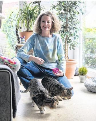 Stefanie Wiese und zwei neugierige getigerte Schützlinge.