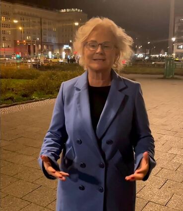 „Mitten in Europa tobt ein Krieg.“: Lambrechts Worte sind kaum zu hören, weil hinter ihr Silvester-Böller krachen.