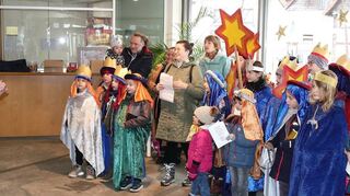 Sternsinger segneten auch das Lautertaler Rathaus
Hohen Besuch hatten der 1. Beigeordnete Friedel Mink und der Reichenbacher Ortsvorsteher Alfred Hogen am vergangenen Freitag im Rathaus. 17 Kinder in königlicher Aufmachung waren in Reichenbach als Sternsinger unterwegs, um Häuser zu segnen und Spenden für bedürftige Kinder in der ganzen Welt zu sammeln. Mit seiner Spende und allerlei Süßigkeiten bedankte sich Mink für die Lieder und den Segen, bevor die Kinder in kleineren Gruppen mit ihren BetreuerInnen segnend, singend und sammelnd durch Reichenbach zogen.
Foto: Alfred Hogen