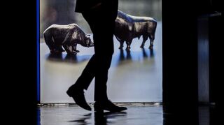 Bulle und Bär repräsentieren den Aktienmarkt - auch im Energie-Sektor.