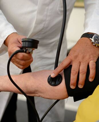 Aufgrund von Praxisschließungen haben Hausärzte im Land heutzutage oft deutlich mehr Patienten und Aufgaben als früher.