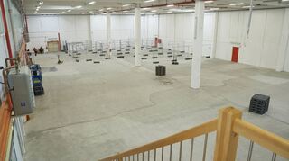 Vor zwei Wochen hat der Kreis angefangen, den früheren Indoorspielplatz Känguru-insel als Flüchtlingsunterkunft mit einzelnen Parzellen vorzubereiten.