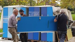 Viele Hände waren beim Umzug der Umkleidekabinen vom Pfungstädter ins Jugenheimer Schwimmbad notwendig. In diesem Jahr soll die Renovierung fortgesetzt werden.