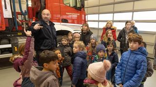 Bei der Lorscher Feuerwehr durften sich die Schülerbetreuungsgruppen ausführlich umsehen. René Gieser führte sie auch durch die Halle mit 14 großen Fahrzeugen.