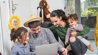 Wohin geht’s? Viele Familien planen jetzt ihren Sommerurlaub. Zur Planung gehört auch, die Reisedokumente frühzeitig zu organisieren.