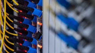 Glasfasern an einem Verteilerpunkt. Im Bereich des Interkommunalen Breitbandnetzes IKbit sind nun alle Schulen an das schnelle Internet angeschlossen.
