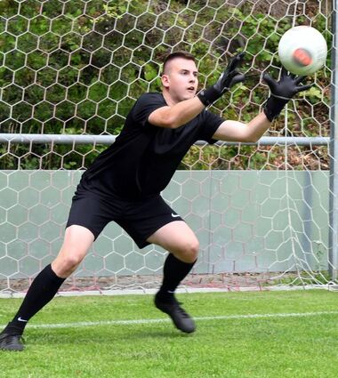 Weil Stammtorwart Marcel Daniel länger verletzt ausfällt, sucht die SG Lautern noch nach einem weiteren Keeper.