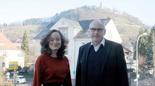 Theologiestudentin Valerie Voll aus Bensheim mit dem Dekan Arno Kreh in Heppenheim.