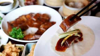 Im Hamburger Restaurant „Dim sum Haus“, betrieben seit 1964, wird auf einem dünnen Fladen ein Stück einer Pekingente angerichtet.