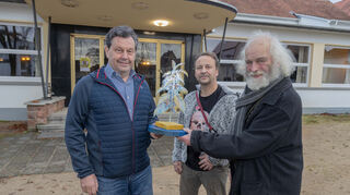 Alfred Speiser (Brennessel-Kino), Jörg Fritz (Saalbau-Kino), Künstler Siegfried Speckhardt mit der "blaugelben Brennnessel".