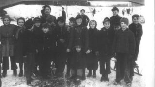 Schlittschuhfahren und rodeln auf und an der Weschnitz im Januar 1956.